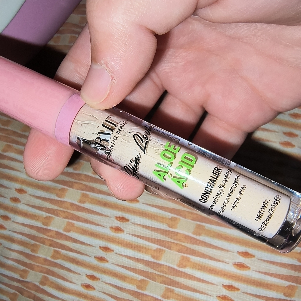 Aloe Vera Concealer by - Pink